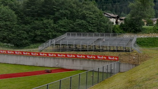 La terza tribuna sul lato corto del campo di Carciato