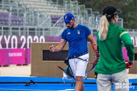 Mauro Nespoli esulta dopo la vittoria ai 1 16