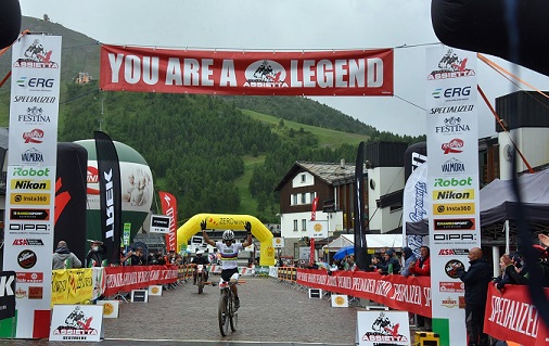 Paez taglia vittorioso il traguardo in Piazza Fraiteve a Sestriere