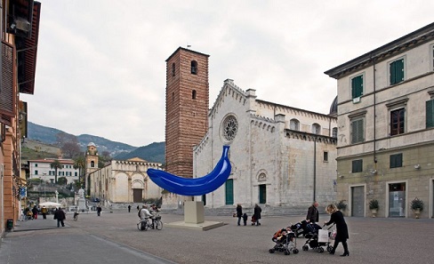 Piazza Duomo Pietrasanta, Installazione The Blue Banana - Opera di Giuseppe Veneziano