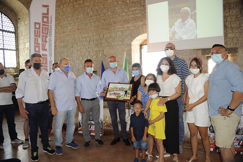 TLF21 Il Ceca a sx consegna il riconoscimento in ricordo di Marcello Cecilioni alla moglie Wanda e alla famiglia dello storico direttore di gara phPhotoStudioGubbio