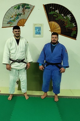 Lorenzo Rossi (judogi bianco) e Samuele Della Torre (judogi