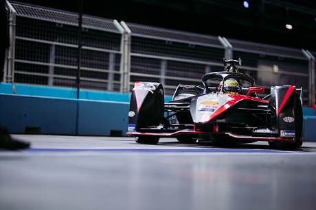 nissan-formula-e-driver-oliver-rowland-in-car-22-leaf-1-source