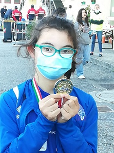 Benedetta mostra l'oro nel vortex
