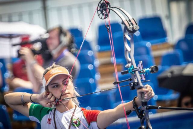 Elisa Roner al tiro nella finale per il bronzo compound