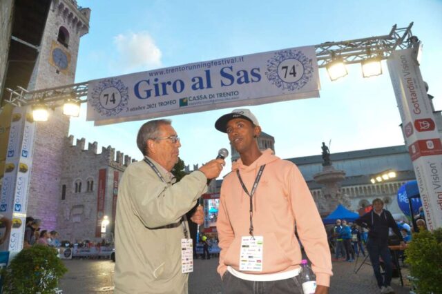 Yeman Crippa con il giornalista Walter Brambilla alla 74a edizione del giro al SAS © foto Daniele Mosna