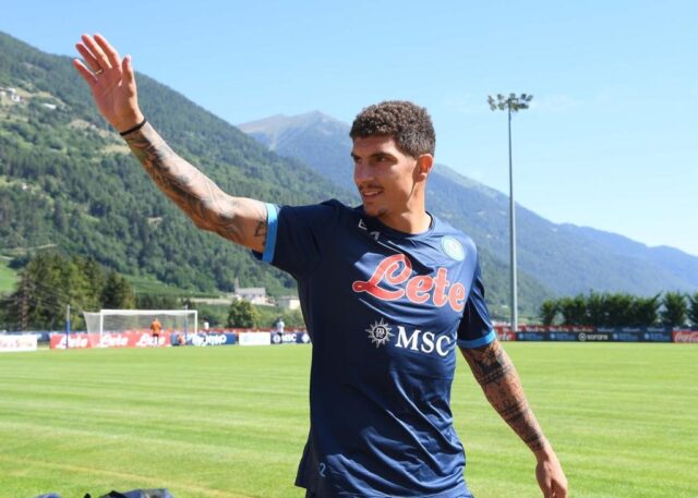 Di Lorenzo in campo saluta i tifosi sugli spalti