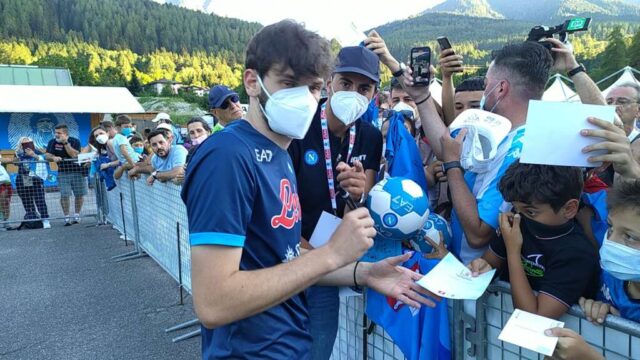 Kvicha Kvaratskhelia scrive gli autografi