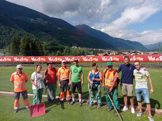 Task force Comune Dimaro Folgarida e Apt Val di Sole al lavoro allo Stadio di Carciato PH NICER TRENTO È tutto pronto a Dimaro per accogliere domani sera Il Napoli