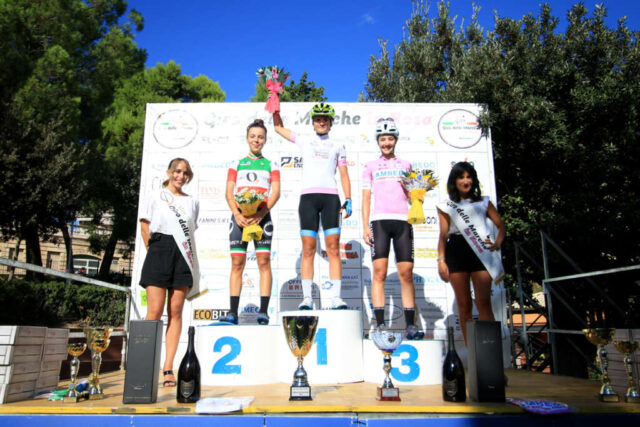 Giro delle Marche in Rosa 11092022 Offida - podio maglia bianca junior
