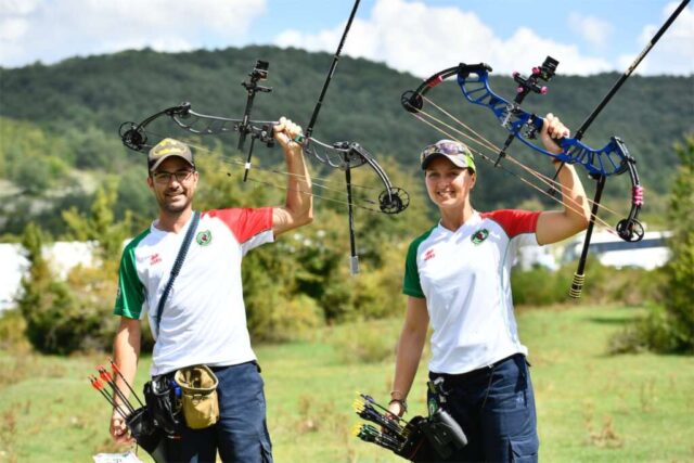 Marco Bruno e Irene Franchini festeggiano la vittoria del titolo iridato compound mixed team