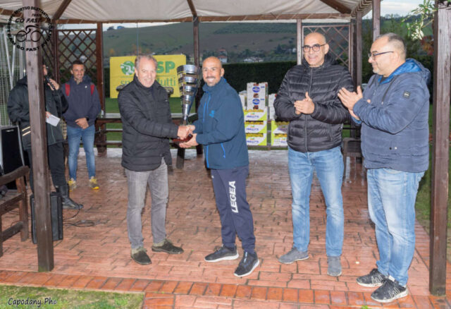 Trofeo Toyota Sirio 22112022 la premiazione di Dell'Orso col Trofeo Bruno Di Fabio