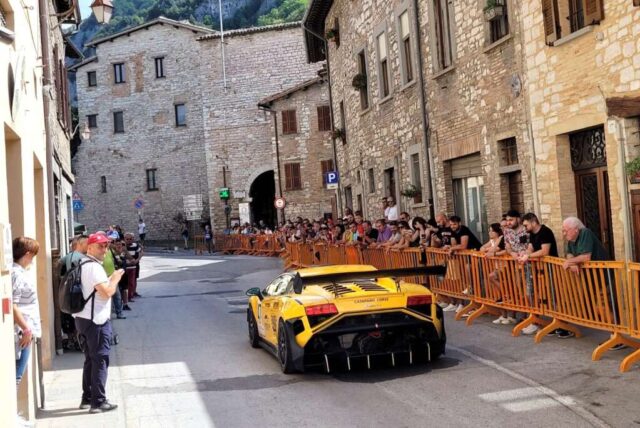 TLF22 Auto da corsa in allineamento nel centro di Gubbio