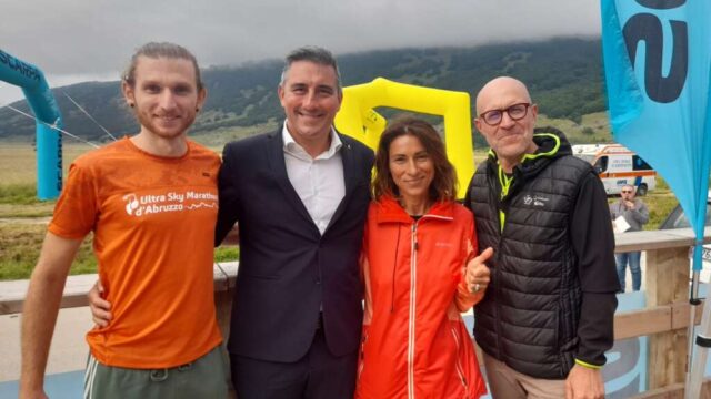 Ultra Sky Marathon d'Abruzzo 05072023 i vincitori De Salvador e Nitti con organizzatori e assessore Quaglieri