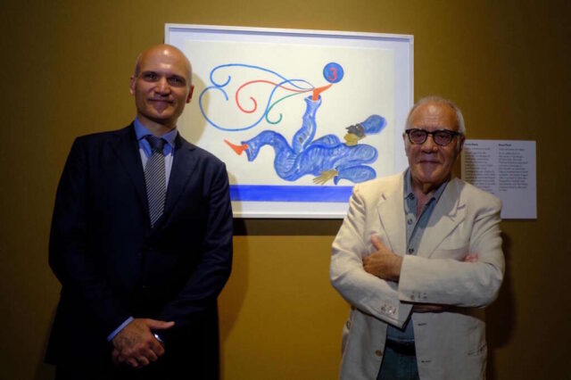 da sx Mario Epifani e il maestro Mario Pladino davanti al disegno celebrativo dello scudetto del Napoli Scala Reale PH Laporta