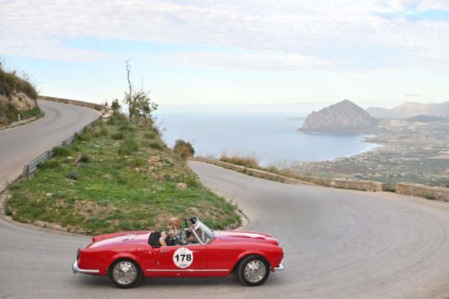 Il presidente di Automobile CLub Italia Angelo Sticchi Damiani e Susanna Serri su Lancia Aurelia B24