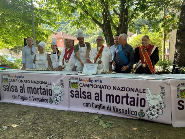 Campionato Nazionale di Salsa al Mortaio con l’Aglio di Vessalico Campionato Nazionale di Salsa al Mortaio con l’Aglio di Vessalico