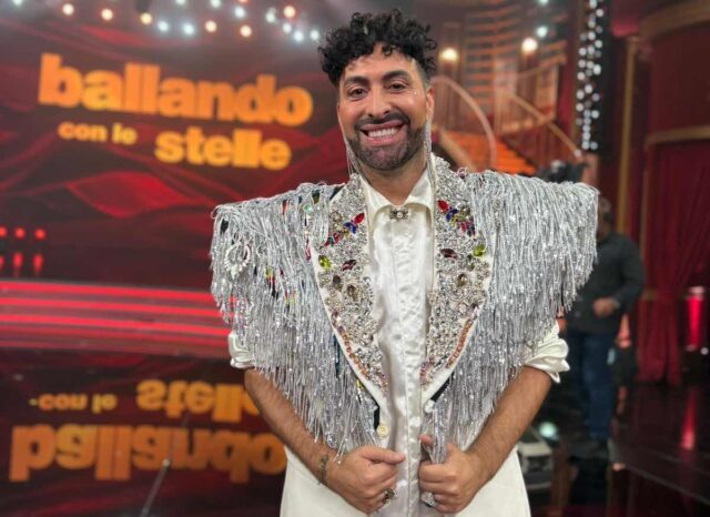 matteo addino ballando con le stelle 5 atteo Addino illumina “Ballando con le Stelle”: il coreografo genovese dedica il suo abito a Nancy Brilli e incanta con la sua visione della danza