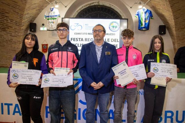 Festa ciclismo abruzzese 2025 premio borsa di studio Pedalo anche a Scuola-Simone Roganti