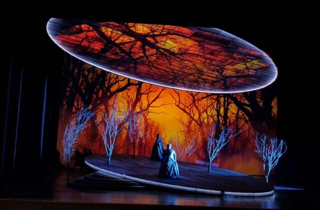 scena Gary McCann Tristan und Isolde raffinato e travolgente al Carlo Felice