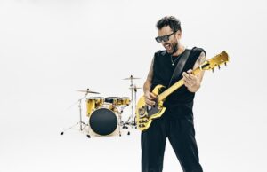 Cesare Cremonini: fuori a mezzanotte “Paparazzi”, primo singolo di “AMATEUR” Cesare Cremonini