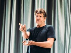 Fabio De Luigi torna nei teatri italiani con “BIOL – In Carne e Ossa Tour” Fabio De Luigi