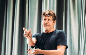 Fabio De Luigi torna nei teatri italiani con “BIOL – In Carne e Ossa Tour” Fabio De Luigi